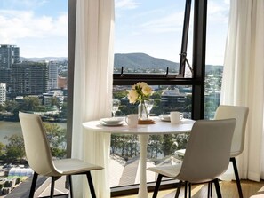 Dining - Floor-to-Ceiling River& Mountain View/Top Location (South Brisbane)