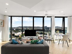 TV - Floor-to-Ceiling River& Mountain View/Top Location (South Brisbane)
