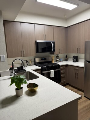 Micro-ondes, four, plaque de cuisson, lave-vaisselle