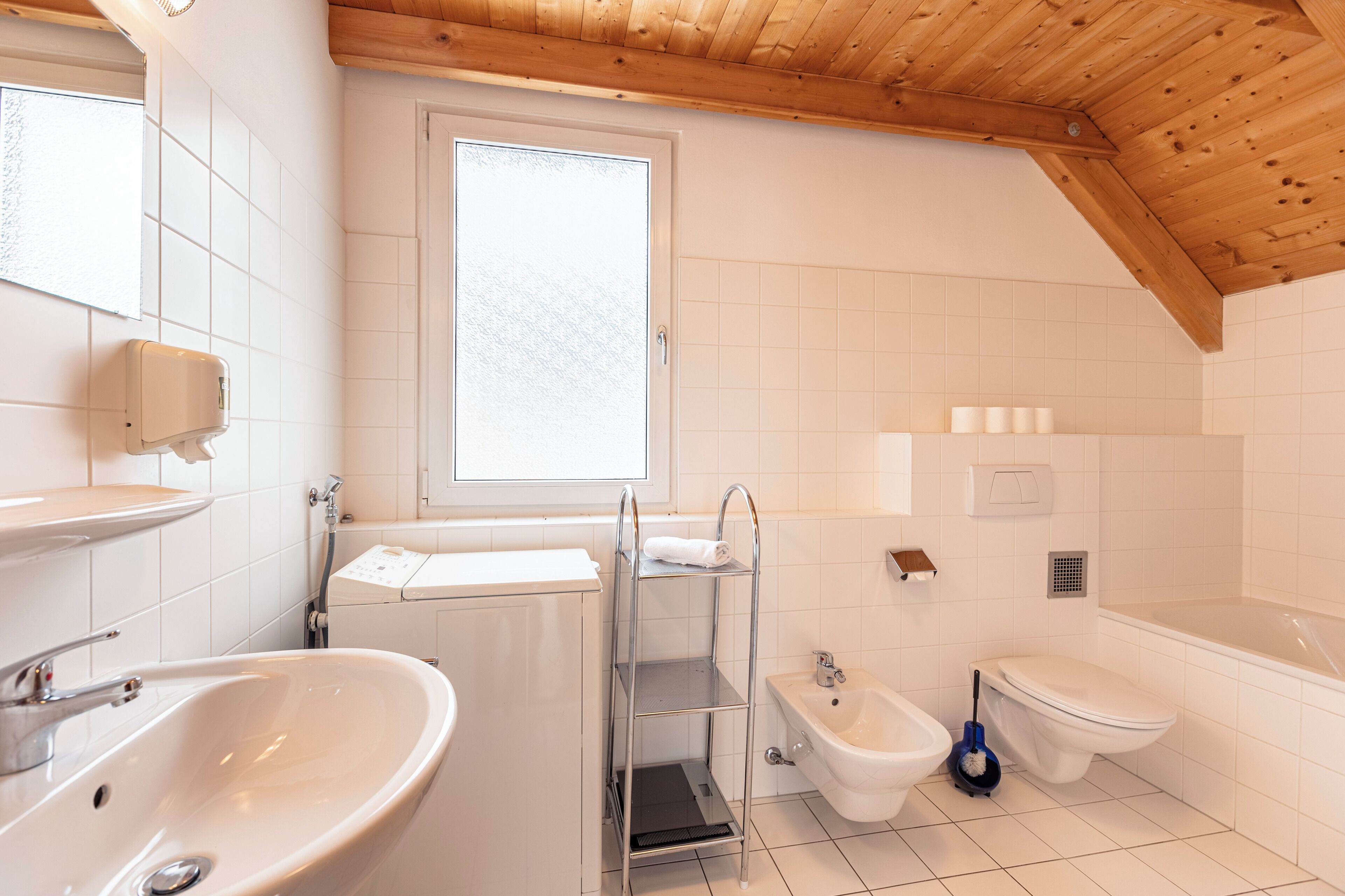 Ein modernes Badezimmer mit Waschbecken, Bidet und Badewanne.