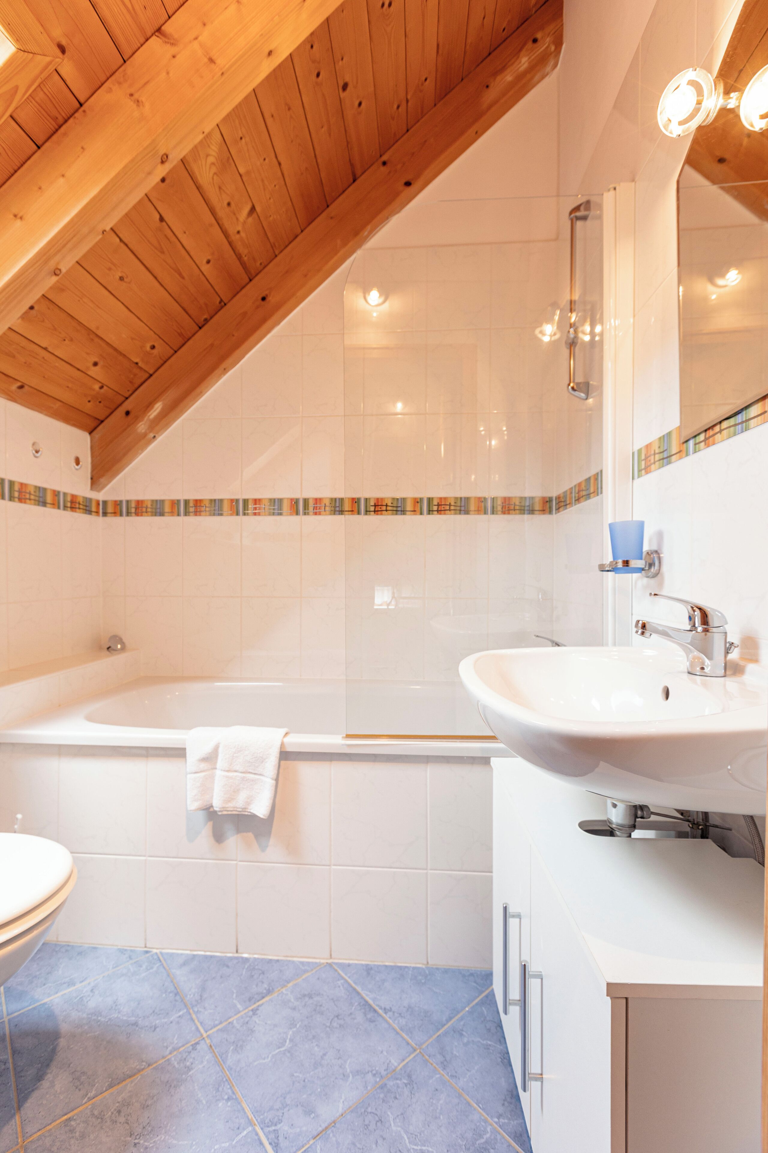 Ein Badezimmer mit Badewanne, Waschbecken und Spiegel.