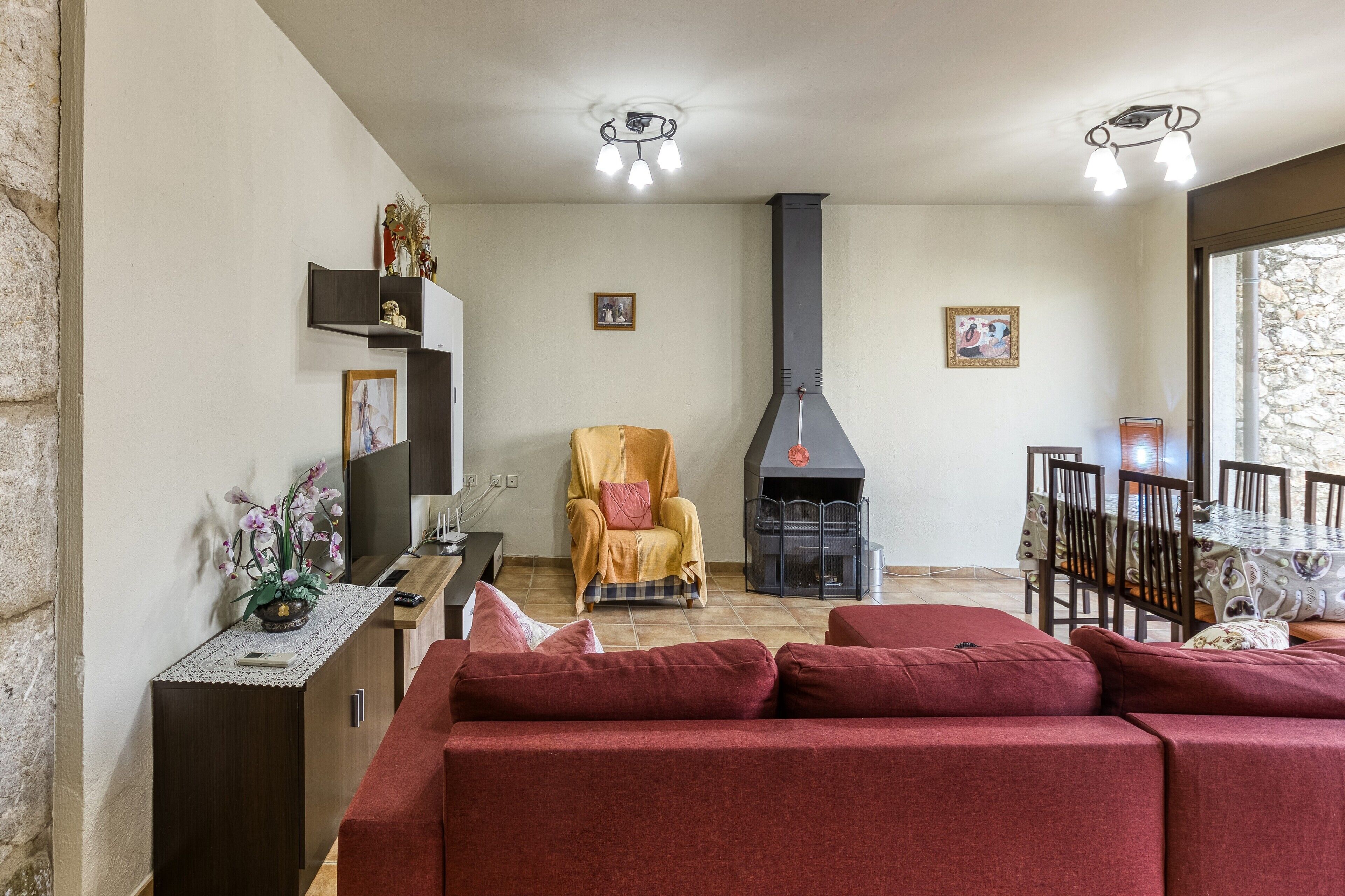 TV, fireplace