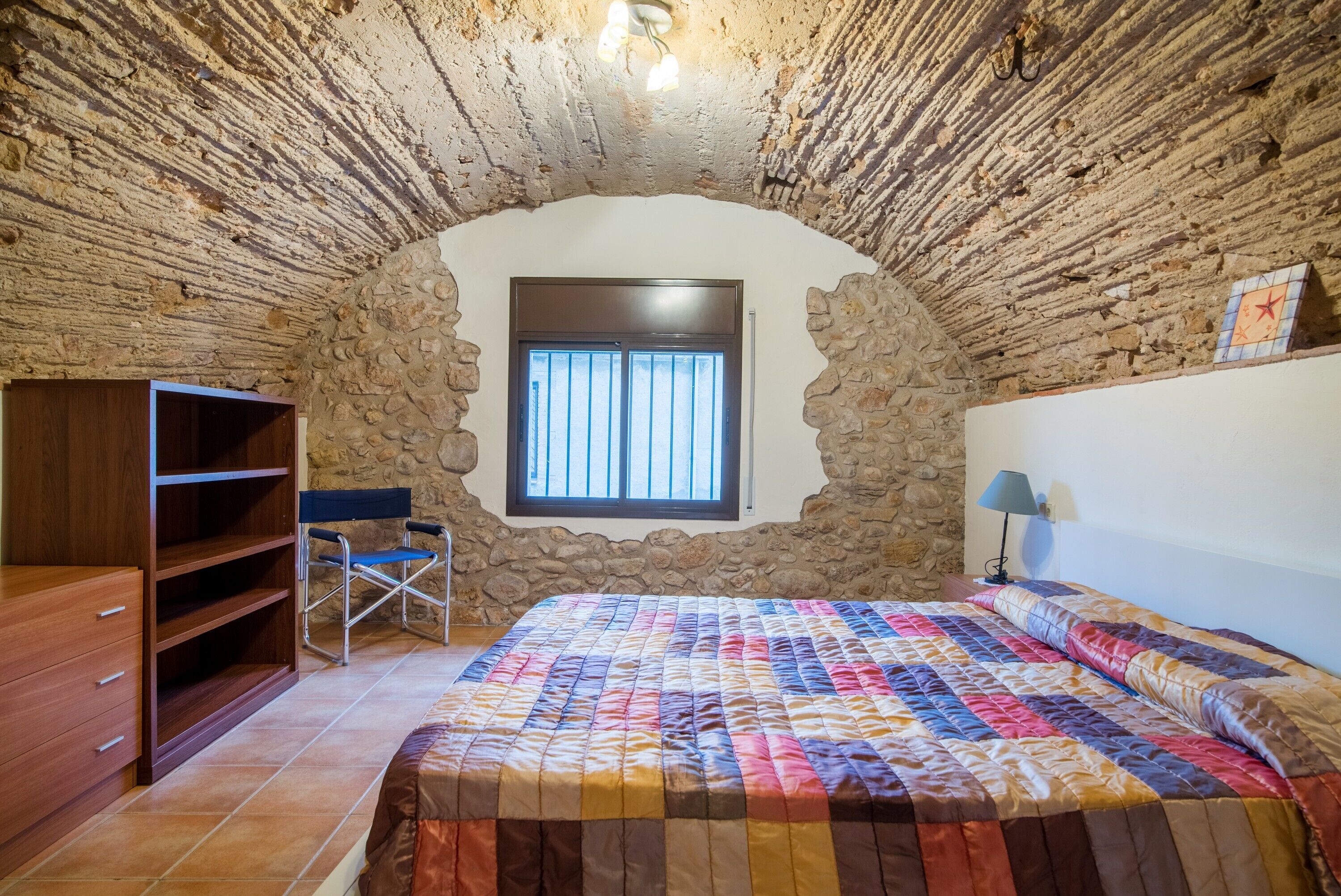 Een strijkplank/strijkijzer, wifi, beddengoed