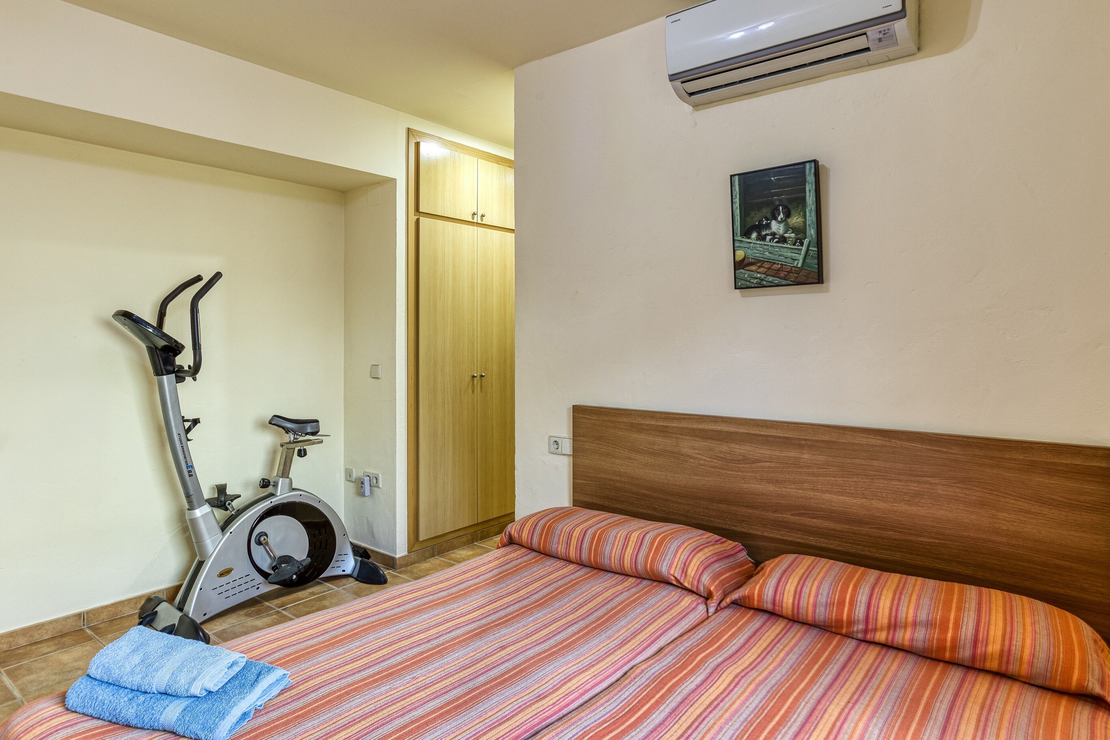 Tabla de planchar con plancha, wifi y ropa de cama 