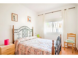 Room - Holiday Home 'L'Escala Passatge Terri' with Private Pool, Wi-Fi and Air Conditioning (L'Escala)