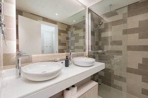 Shower, hair dryer, towels - Free housekeeping visits during your stay - Stayshort - Prime 2 Bedroom Sleeps 4 in Palm Jumeirah (Palm Jumeirah)
