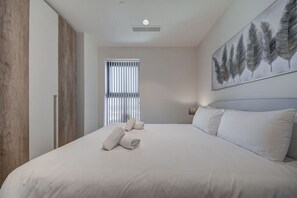 1 bedroom, desk, iron/ironing board, travel cot - Mercury Towers Luxury Stay w/ Rooftop Pool & Views (St. Julian`s)