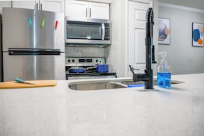 Fridge, microwave, oven, stovetop -  fantastic Dallas with AC (Dallas)