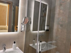 Basic Double Room | Bathroom | Free toiletries, hair dryer, bathrobes, towels - NDHoteles (Valdemoro)