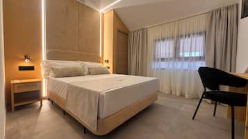 Habitación Deluxe doble | Ropa de cama de alta calidad y edredones de plumas