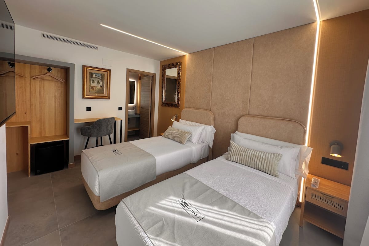 Habitación Confort con 1 cama matrimonial o 2 individuales | Ropa de cama de alta calidad, camas Select Comfort y minibar