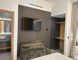 Luxury Double Room, 1 Bedroom, Garden View | Premium bedding, Select Comfort beds, minibar, in-room safe - NDHoteles (Valdemoro)