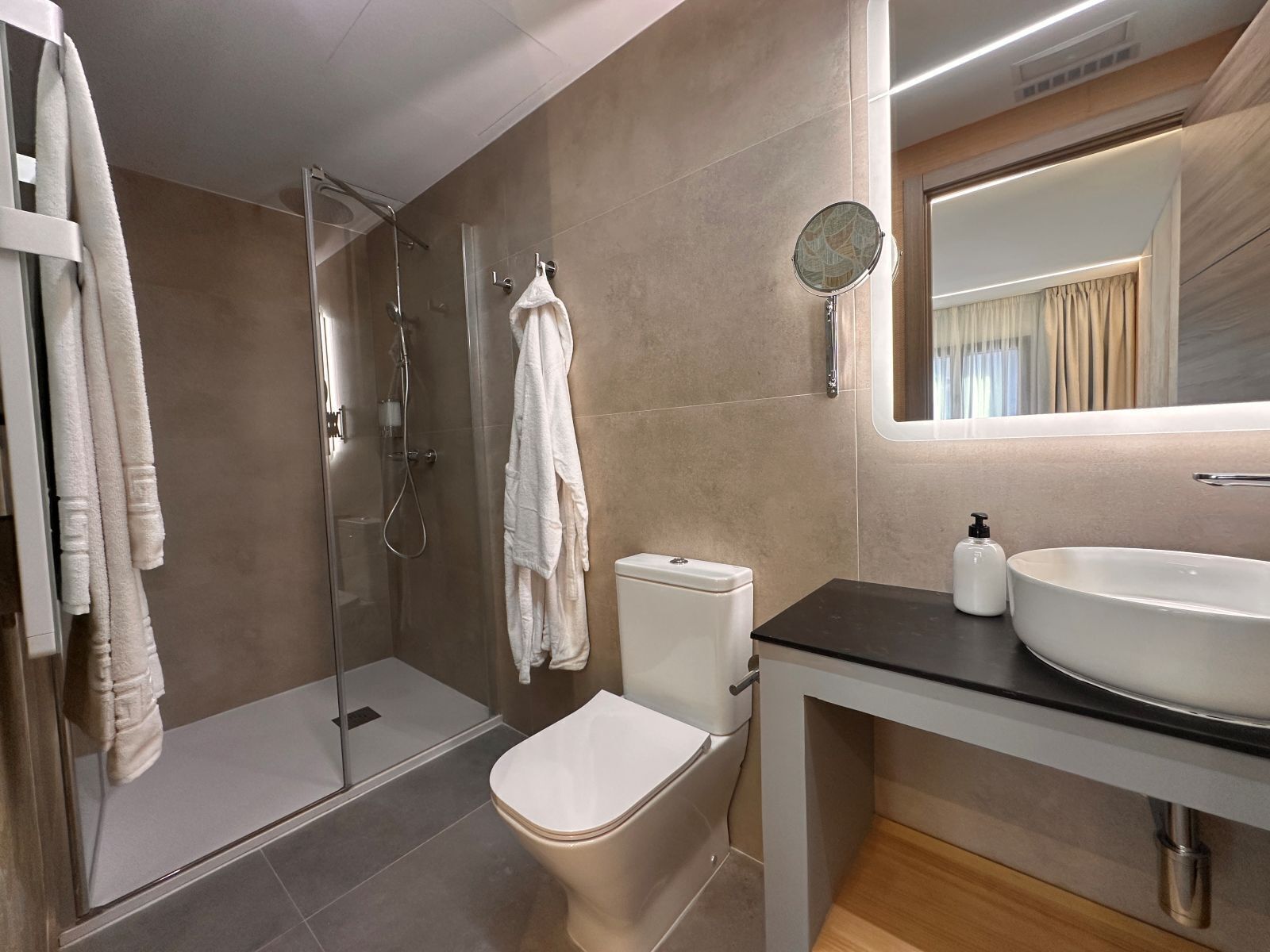 غرفة مزدوجة أو بسريرين منفصلين | حمام | مجففات شعر، مناشف، صابون، شامبو