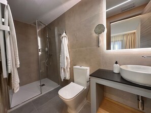 Habitación Confort con 1 cama doble o 2 individuales | Baño | Artículos de higiene personal gratuitos, secador de pelo y albornoces