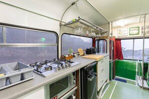 Fridge, microwave, oven, stovetop - A one of a kind bus stay with gorgeous views (In-Nadur)