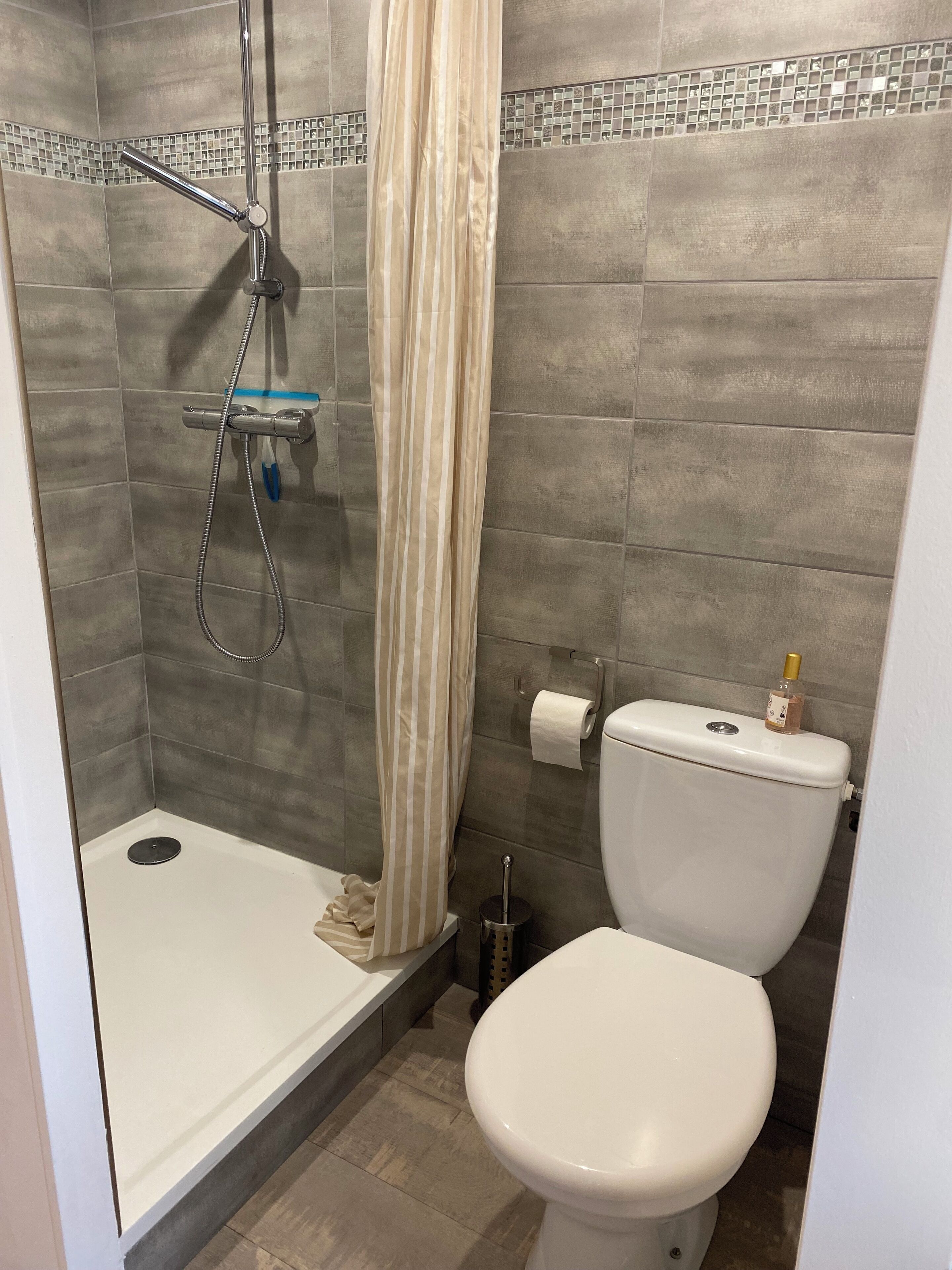 Douche, sèche-cheveux, serviettes fournies, savon