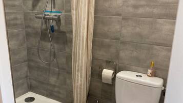 Douche, sĂšche-cheveux, serviettes fournies, savon