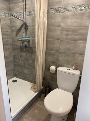 Dusch, hårtork, handdukar och tvål