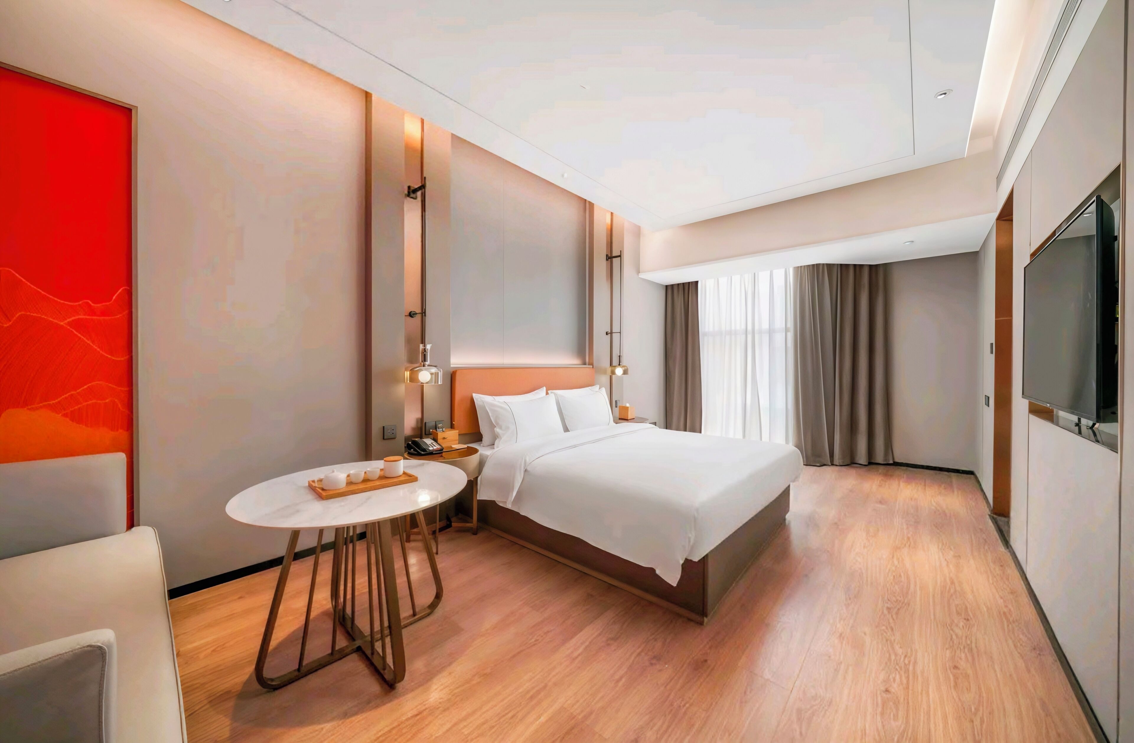 مكتب ومساحة عمل للكمبيوتر المحمول وستائر تعتيم وتجهيزات عازلة للصوت