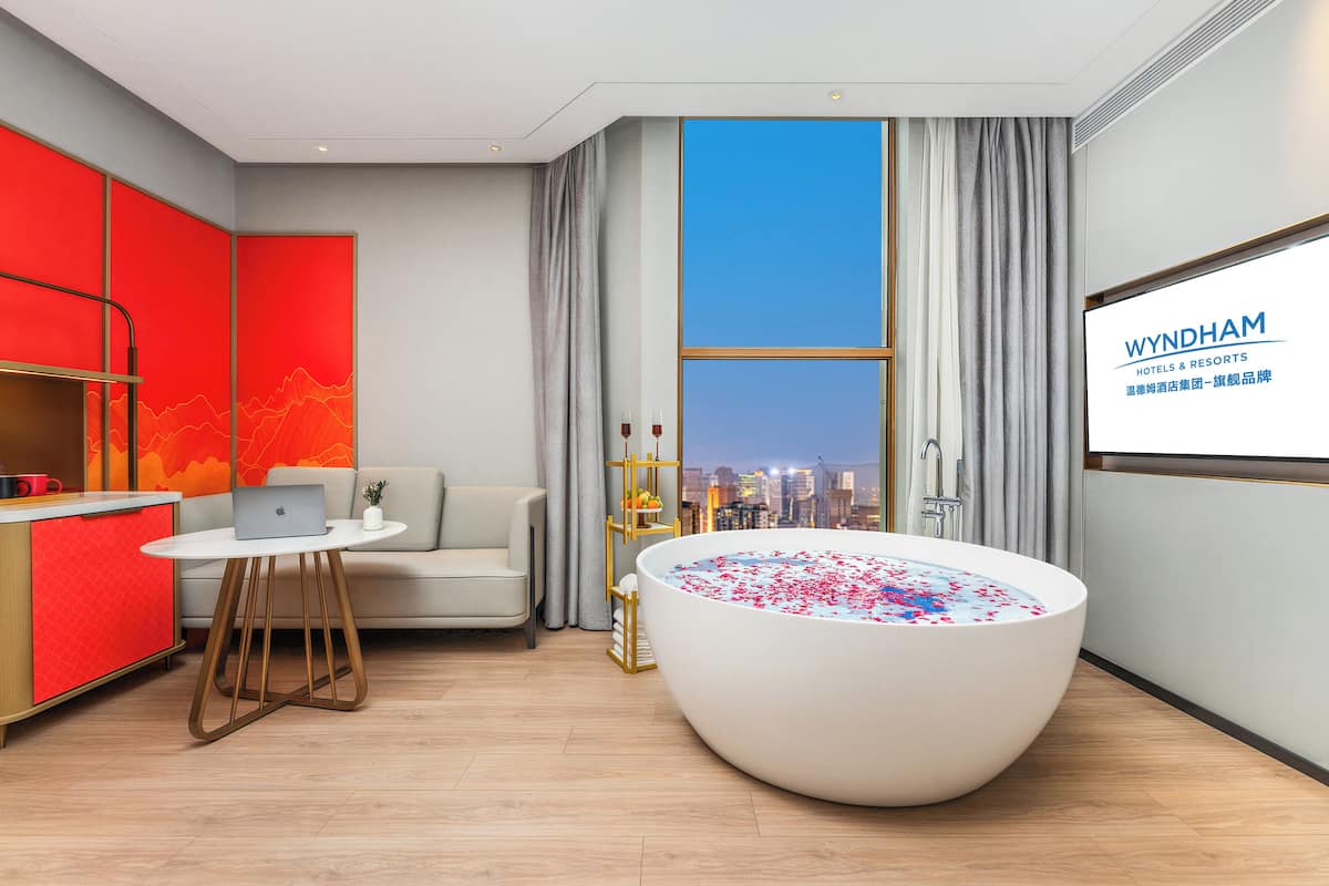 Suíte estúdio premier | Banheiro | Produtos de toalete grátis, secador de cabelo, chinelos