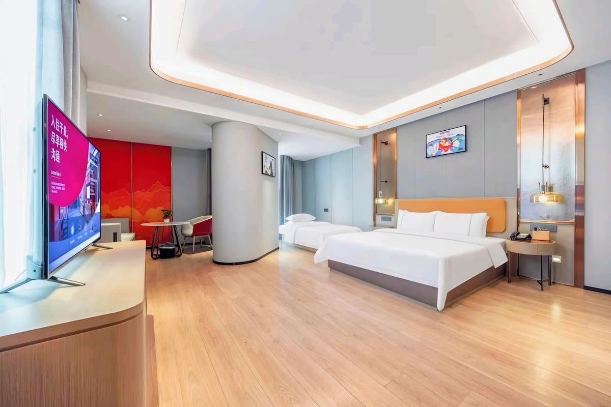 Family Triple Room | Desk, laptop workspace, blackout curtains, soundproofing