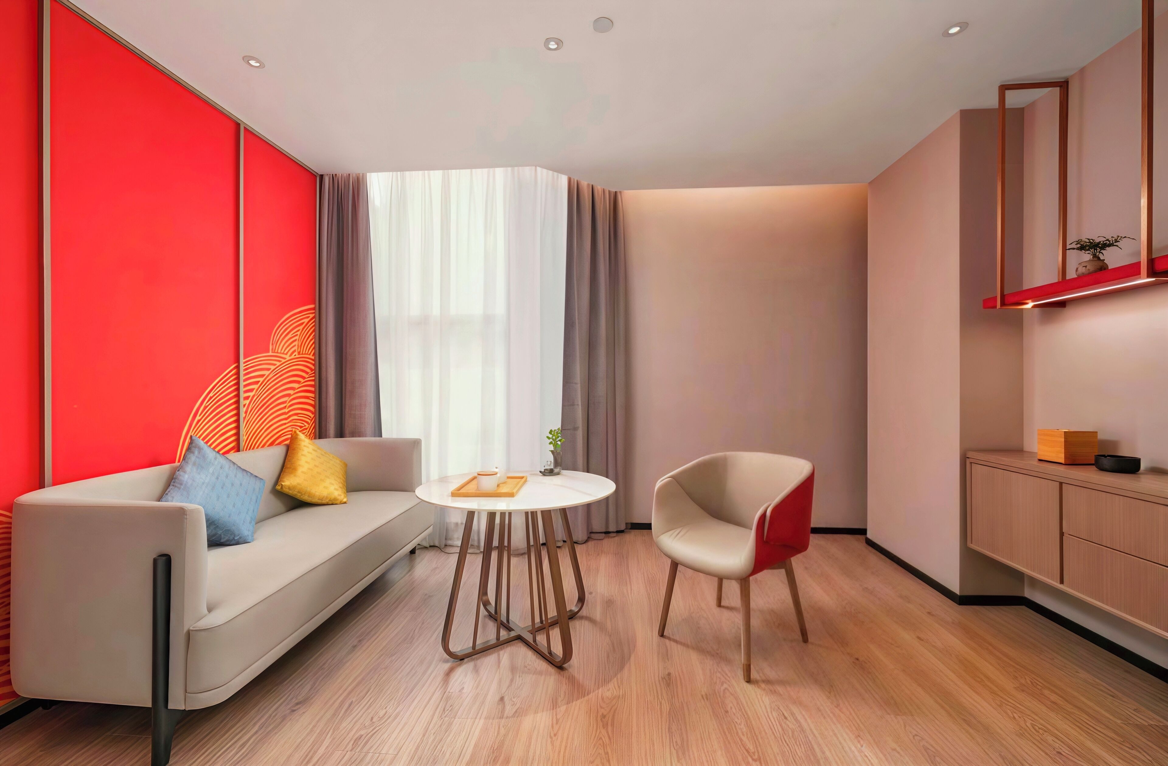 Prémium ágynemű, memóriahabos ágy, minibár és egyedi dekoráció