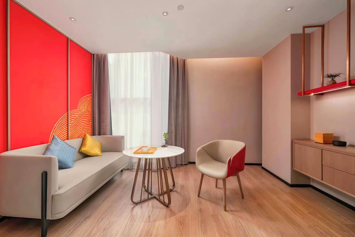 Prémium ágynemű, memóriahabos ágy, minibár és egyedi dekoráció