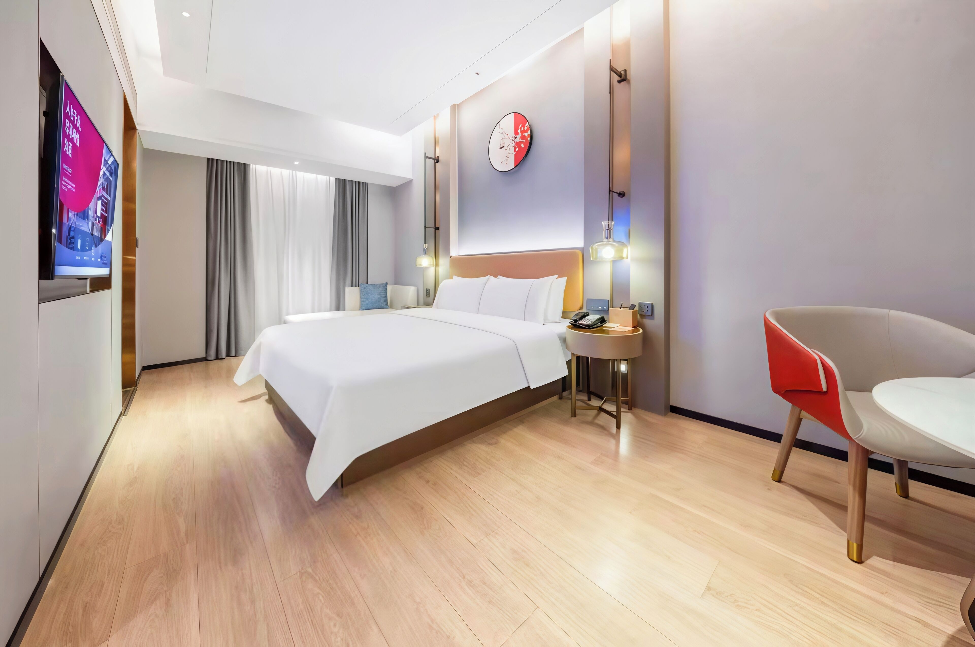 مكتب ومساحة عمل للكمبيوتر المحمول وستائر تعتيم وتجهيزات عازلة للصوت