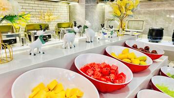 Daily buffet breakfast (CNY 40 per person)