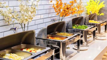 Free daily buffet breakfast