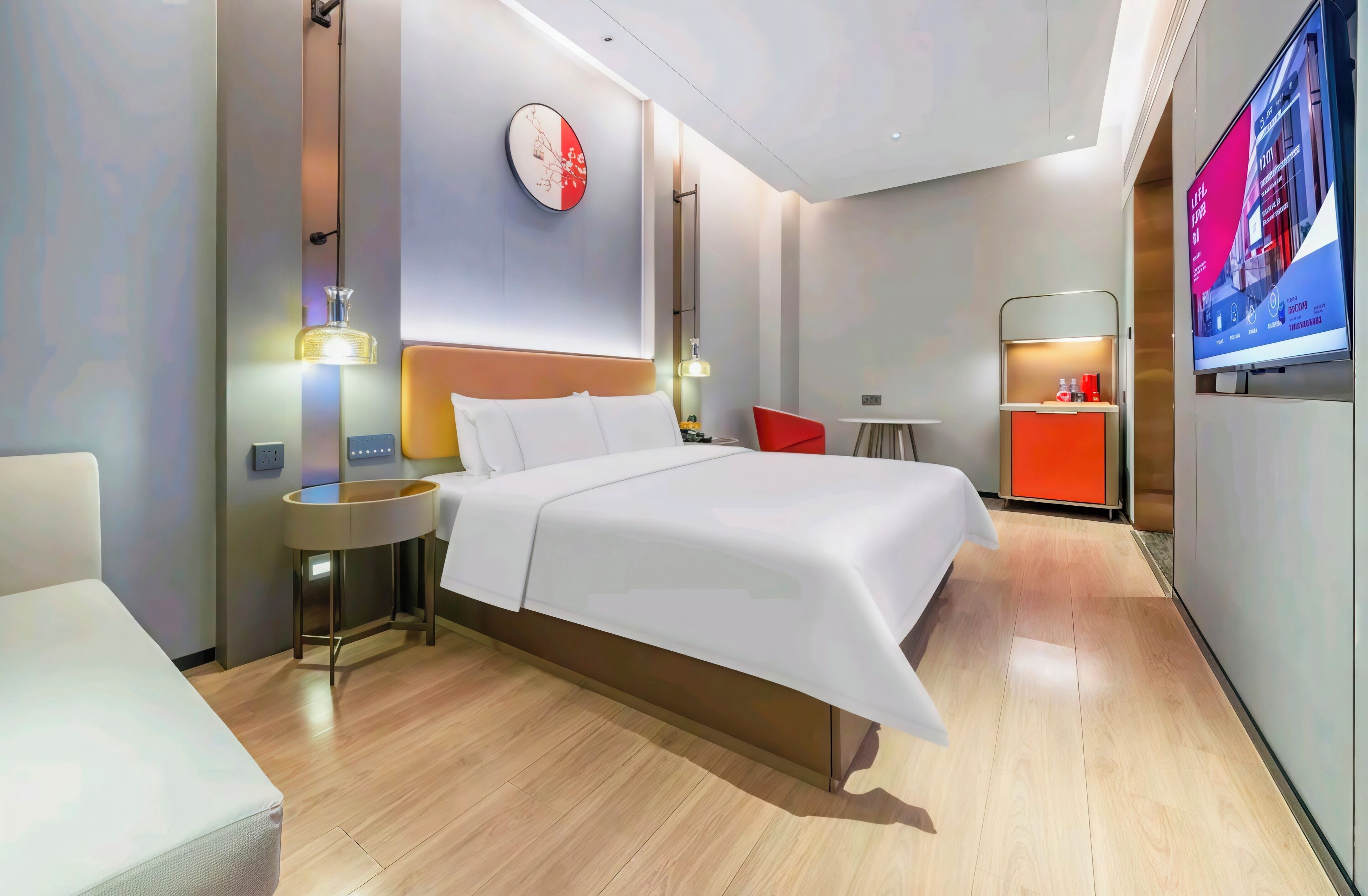 مكتب ومساحة عمل للكمبيوتر المحمول وستائر تعتيم وتجهيزات عازلة للصوت