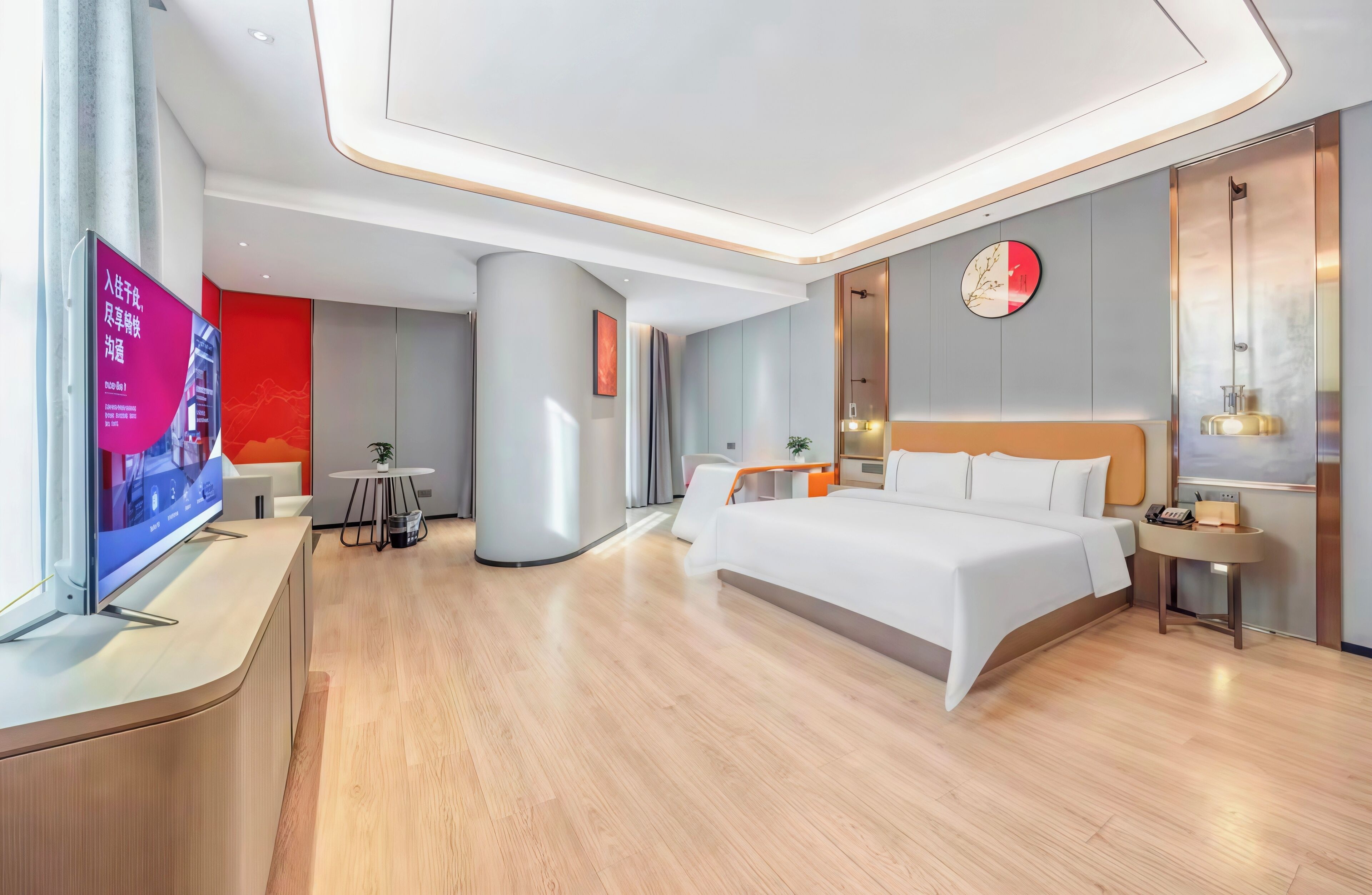 مكتب ومساحة عمل للكمبيوتر المحمول وستائر تعتيم وتجهيزات عازلة للصوت