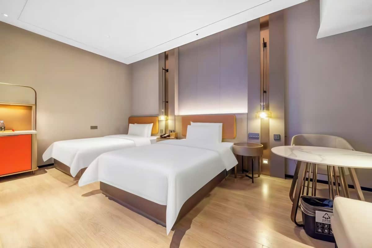 Quarto duplo standard | Escrivaninha, espaço de trabalho para notebook, cortinas blackout