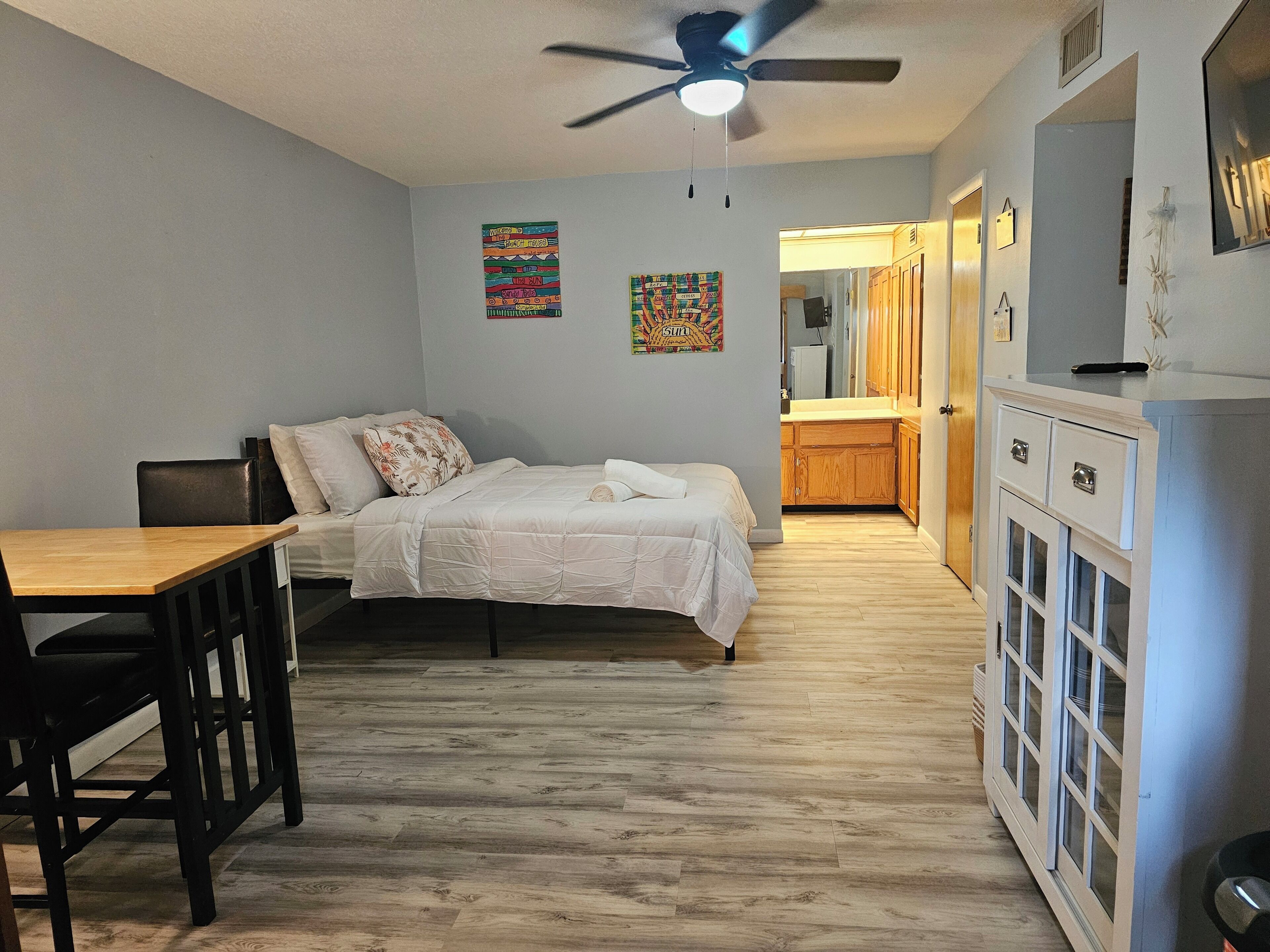 Tabla de planchar con plancha, wifi gratis y ropa de cama 