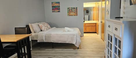 Tabla de planchar con plancha, wifi gratis y ropa de cama