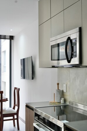 Superior Apartment, City View | Private kitchen | Microwave, stovetop, cookware/dishes/utensils - Seis Residences (Quito)