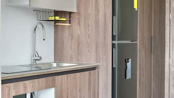 Estudio Confort, vista a la ciudad | Cocina privada | Microondas, parrilla de estufa y utensilios de cocina