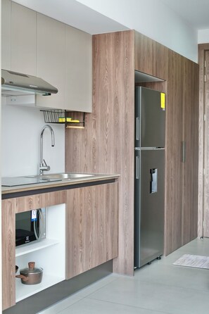 Comfort Studio, City View | Private kitchen | Microwave, stovetop, cookware/dishes/utensils - Seis Residences (Quito)