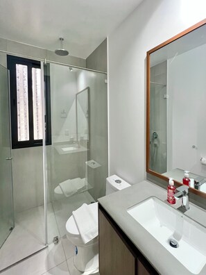 Superior Apartment, City View | Bathroom | Shower, hair dryer, towels, soap - Seis Residences (Quito)