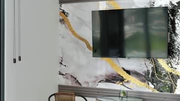 Comfort Studio, City View | Dining room