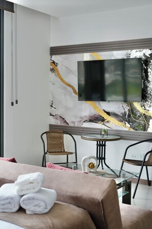 Comfort Studio, City View | Dining room - Seis Residences (Quito)