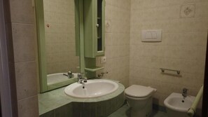 Double Room, Mountain View | Bathroom - B&B Al Belvedere (Volturino)
