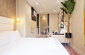 Tabla de planchar con plancha, wifi, ropa de cama
