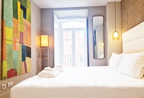 Tabla de planchar con plancha, wifi, ropa de cama