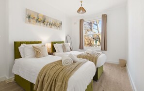 3 habitaciones, tabla de planchar con plancha, wifi y ropa de cama 
