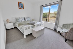 2 bedrooms, iron/ironing board, bed sheets