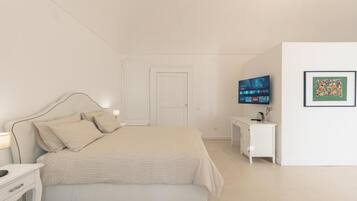 Zimmersafe, VerdunkelungsvorhĂ€nge, BĂŒgeleisen/BĂŒgelbrett