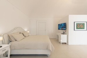 In-room safe, blackout drapes, iron/ironing board, free WiFi - Dimora Margherita (Caserta)