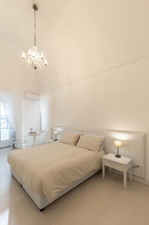 In-room safe, blackout drapes, iron/ironing board, free WiFi - Dimora Margherita (Caserta)