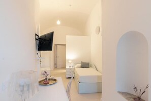 In-room safe, blackout drapes, iron/ironing board, free WiFi - Dimora Margherita (Caserta)